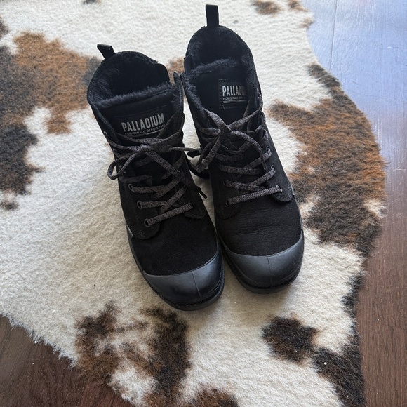 Palladium authentic like new shoes full leather, I’ve used them once! SIZE USA 7 - Picture 9 of 9